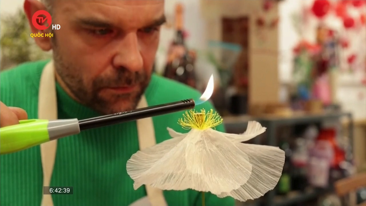 Nghệ sĩ Pháp biến rác thải nhựa thành hoa nghệ thuật