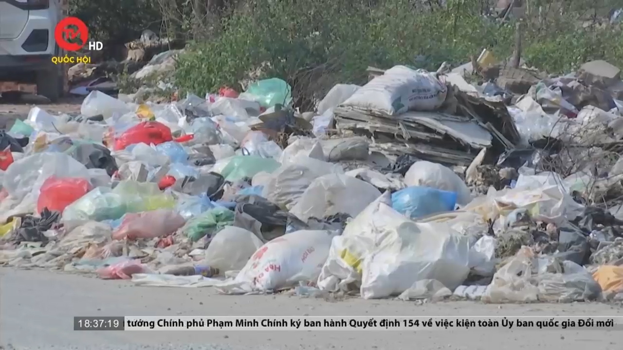 Hà Nội: 2km đường thi công 20 năm chưa xong thành nơi đổ rác trộm