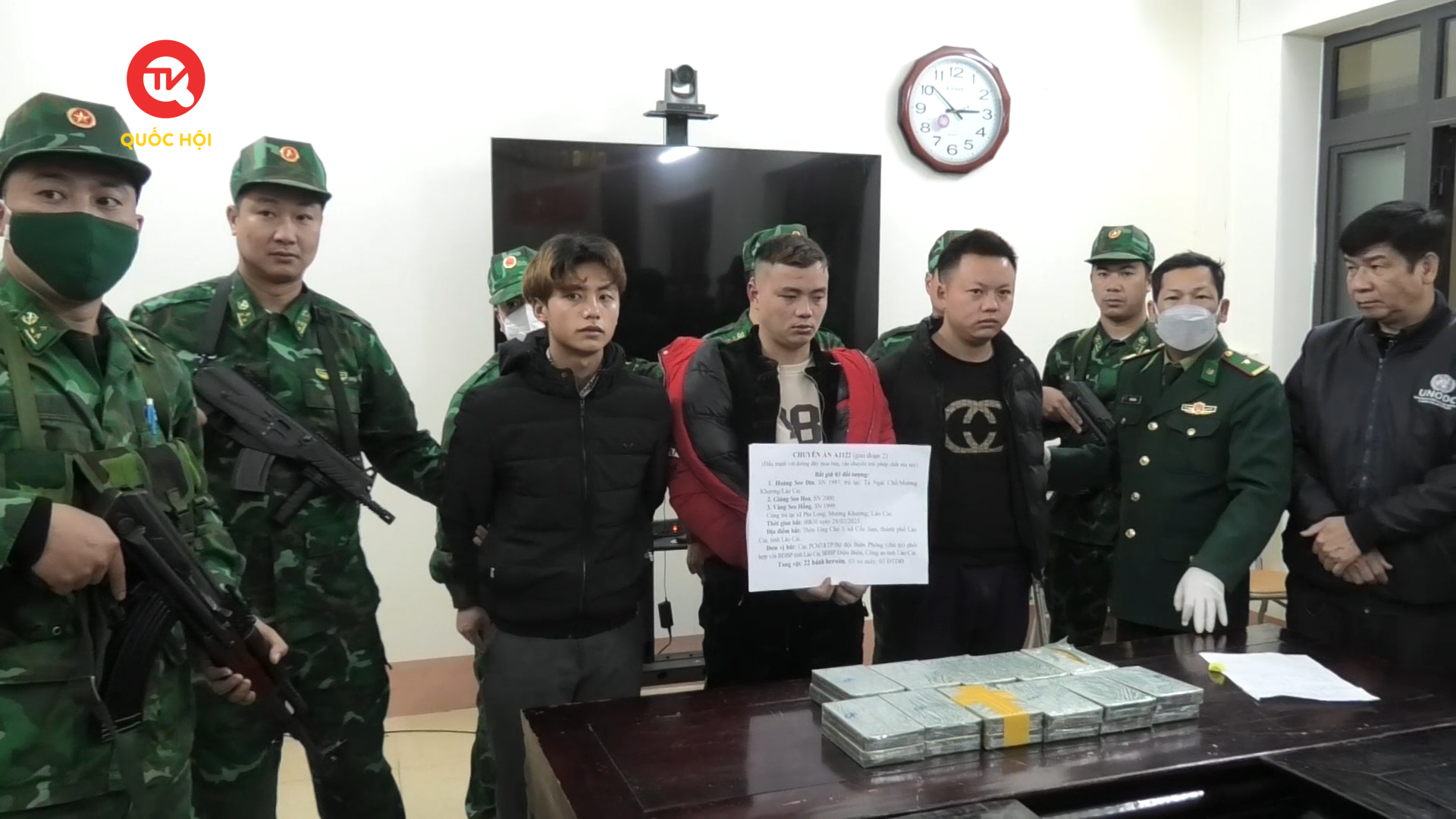 Lào Cai: Bắt 3 đối tượng vận chuyển 22 bánh heroin