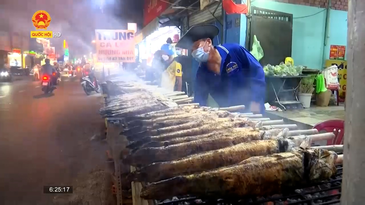 TP. Hồ Chí Minh: Phố cá lóc nướng đắt khách trong ngày vía Thần Tài