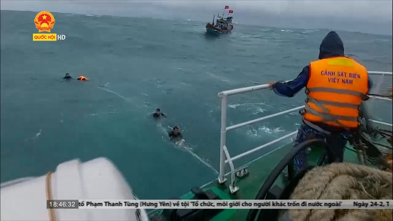 Tàu CSB cứu nạn tàu cá cùng 9 ngư dân trên biển Lý Sơn