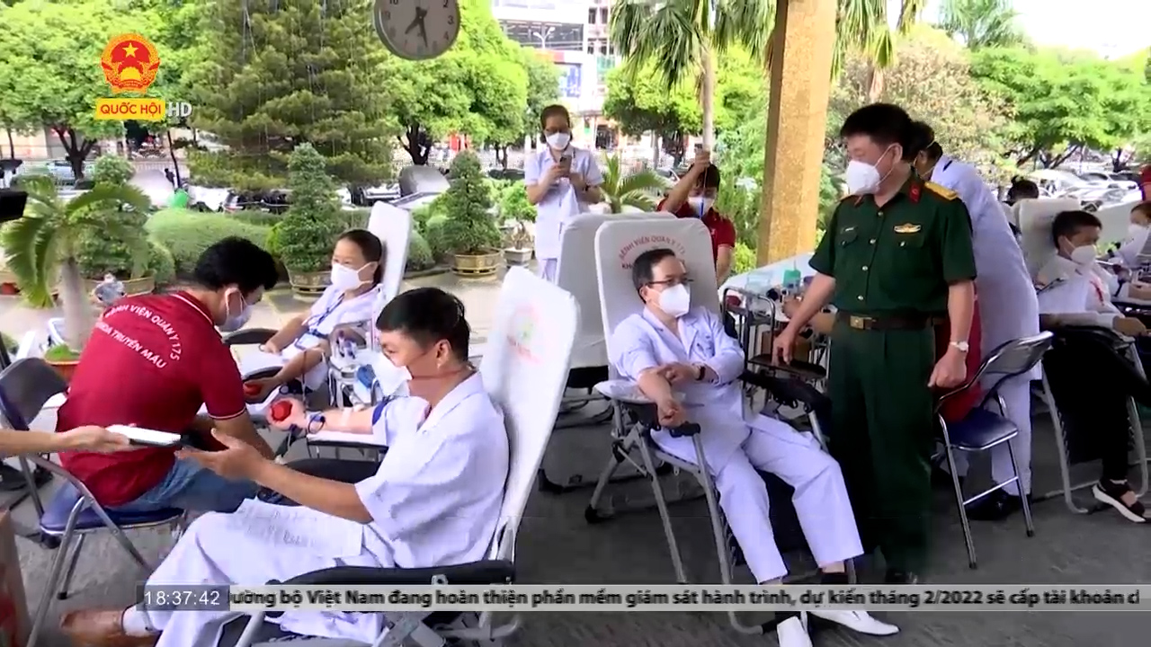 Y, bác sĩ tham gia hiến máu cứu người nhân ngày Thầy thuốc Việt Nam