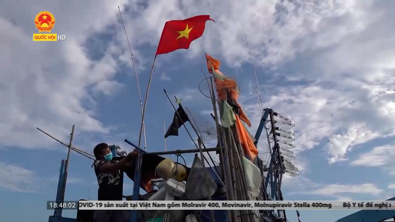 Lá cờ tổ quốc - Linh hồn của những chiếc tàu đánh cá trên biển
