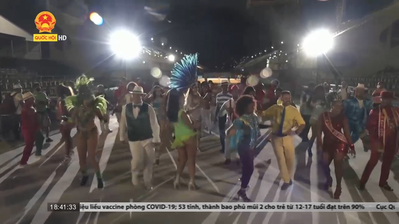 Brazil: Trường dạy học samba sẵn sàng cho lễ hội hóa trang