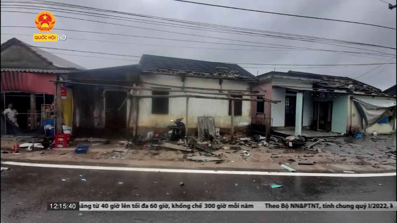 Thừa Thiên - Huế: Lốc xoáy làm 4 người bị thương, hàng chục ngôi nhà bị tốc mái