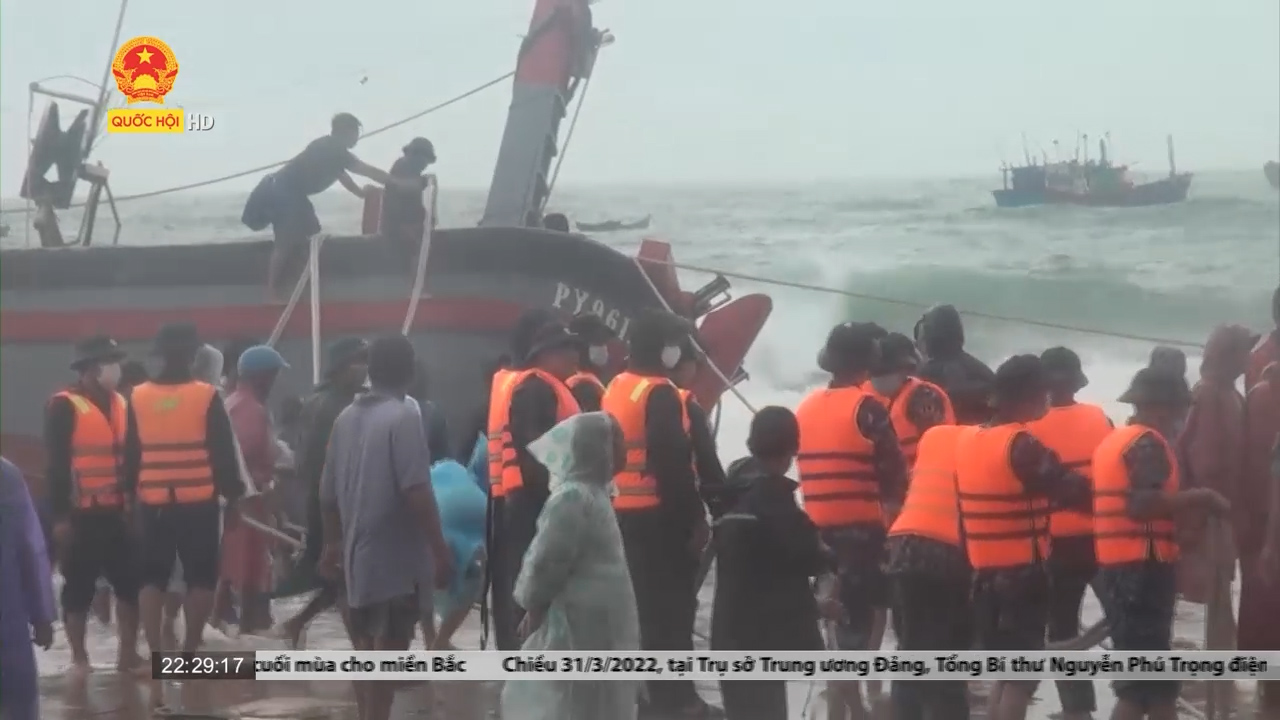 Ngư dân Phú Yên: Nghĩ sóng không lớn nhưng giờ quá lớn, quá nặng