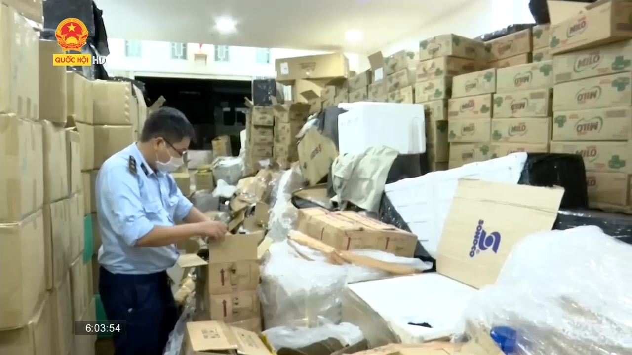 TP. Hồ Chí Minh: Tạm giữ lô hàng hơn 161.000 sản phẩm “nghi nhập lậu” trị giá hơn 4,5 tỷ đồng