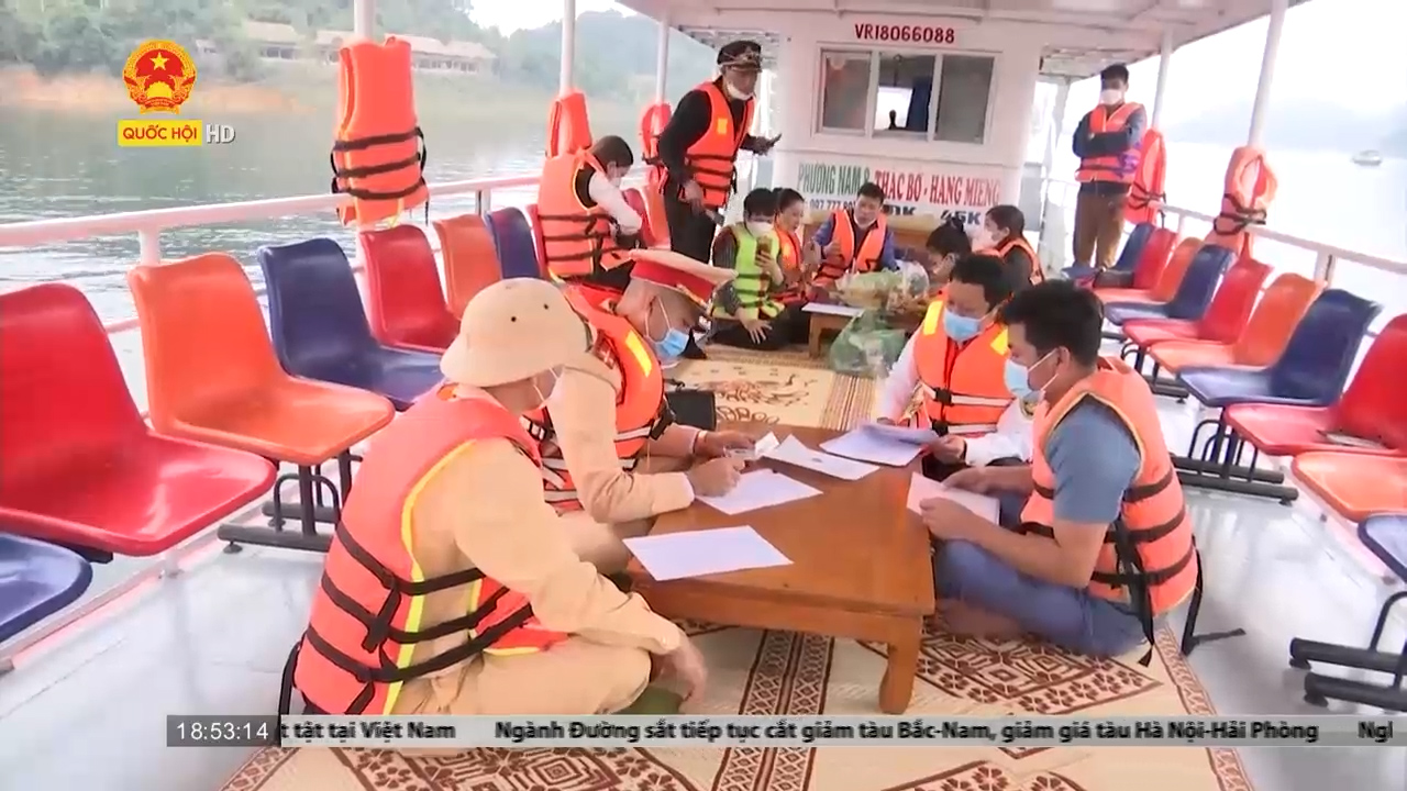 Cảng Thung Nai, hồ Hòa Bình: Xuất bến, khách du lịch cởi bỏ áo phao