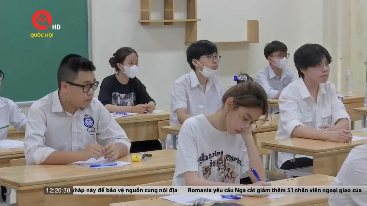 Thí sinh Hà Nội bước vào ngày thi đầu tiên của kỳ thi tuyển sinh vào lớp 10