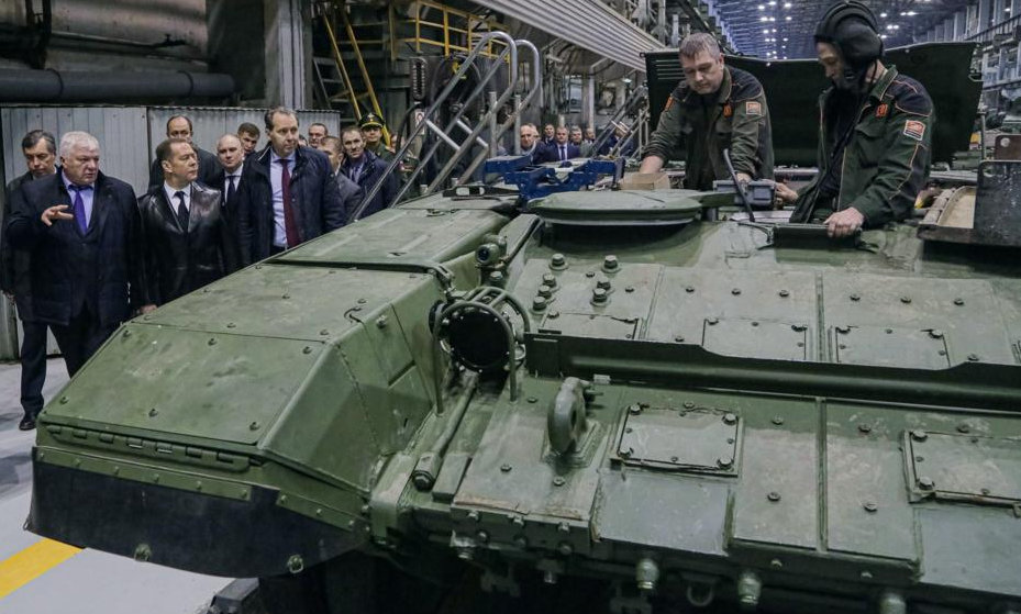 Ông Medvedev: Nga xuất xưởng hơn 600 xe tăng trong nửa năm