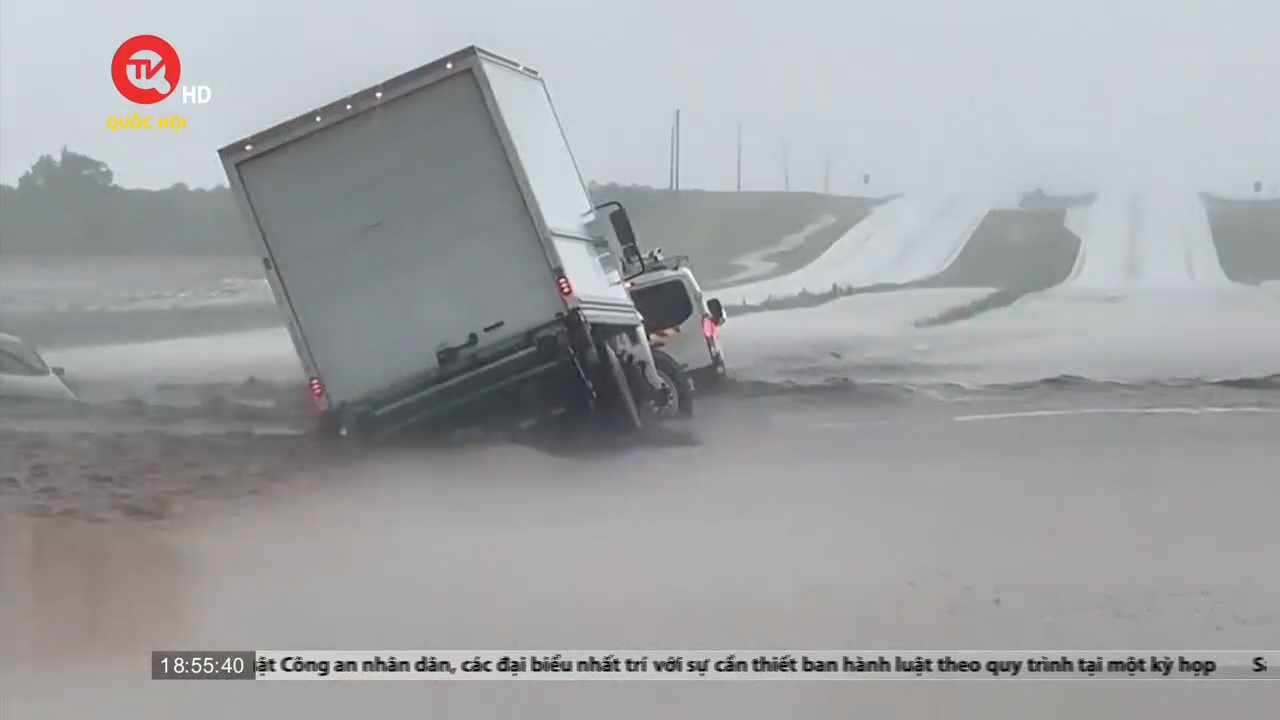 Cụm tin quốc tế: Lũ quét gây ngập đường cao tốc tại Texas, Mỹ