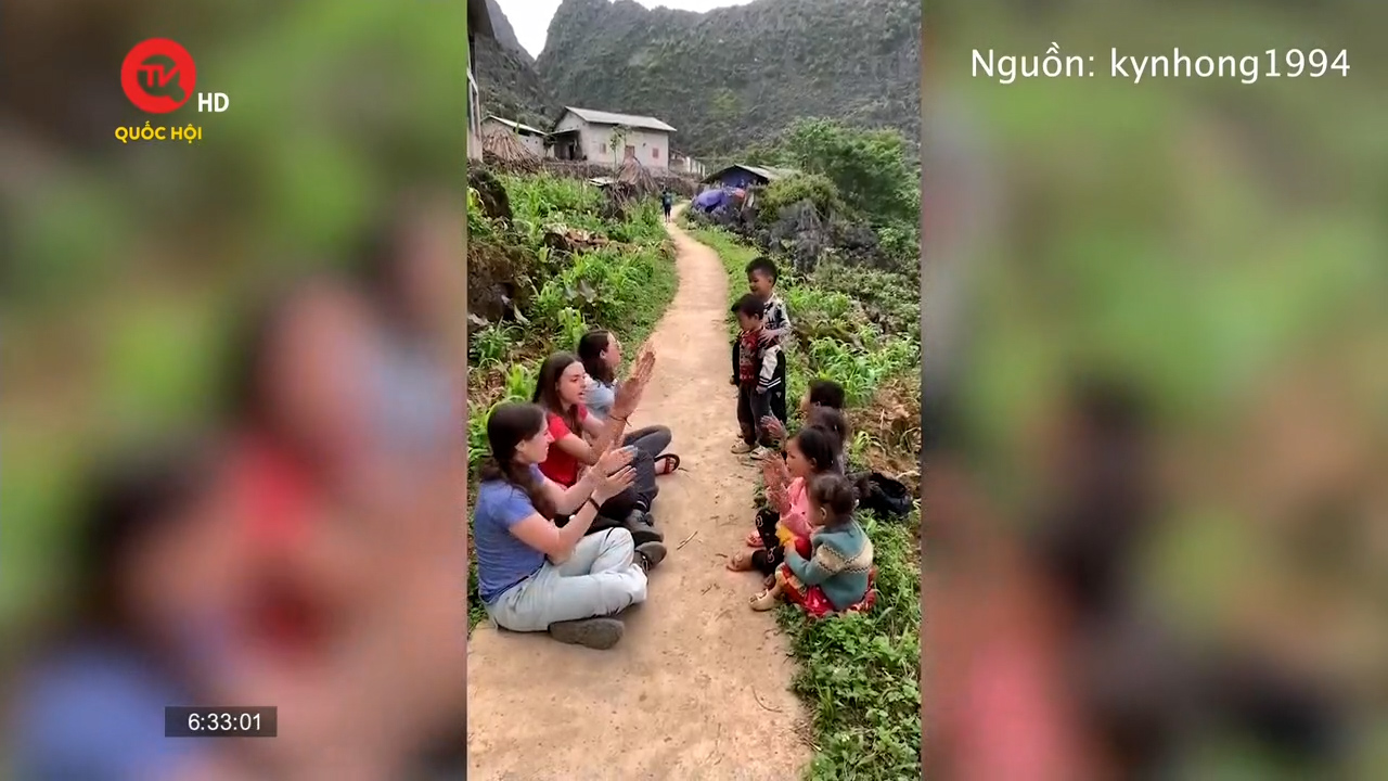 Trên mạng có gì: Thú vị clip 3 nữ du khách nước ngoài dạy trẻ em Hà Giang hát tiếng Anh