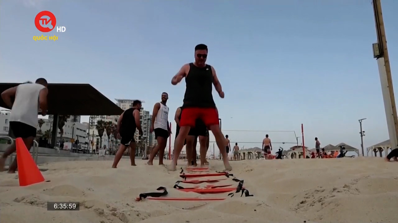 Khóa huấn luyện thể hình trên bãi biển Israel