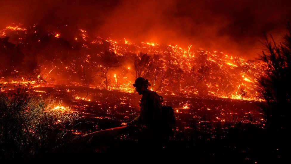 400 đám cháy rừng bùng phát ở Canada, miền Đông Mỹ "nhuộm đỏ" vì khói bụi