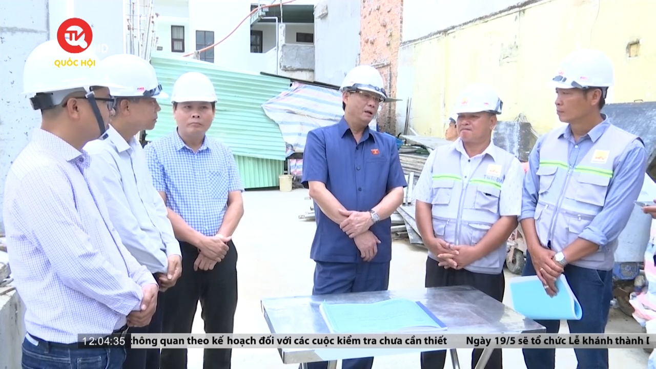Phó Chủ tịch Quốc hội Trần Quang Phương thăm công nhân xây dựng trụ sở Cục Quản trị III