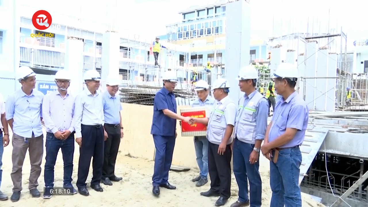 Phó Chủ tịch Quốc hội Trần Quang Phương thăm công nhân xây dựng trụ sở Văn phòng Quốc hội tại Đà Nẵng