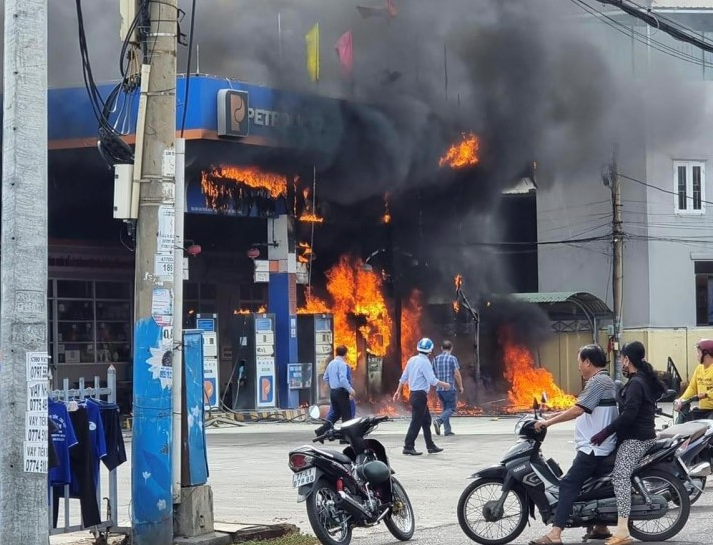 Khách vứt đầu thuốc lá, cây xăng ở Bình Định cháy dữ dội