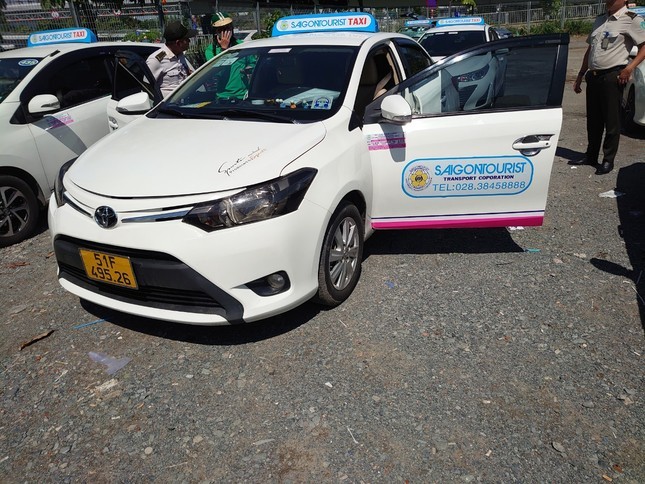 Dừng hoạt động taxi của Saigon Taxi và Sài Gòn Tourist tại sân bay quốc tế Tân Sơn Nhất