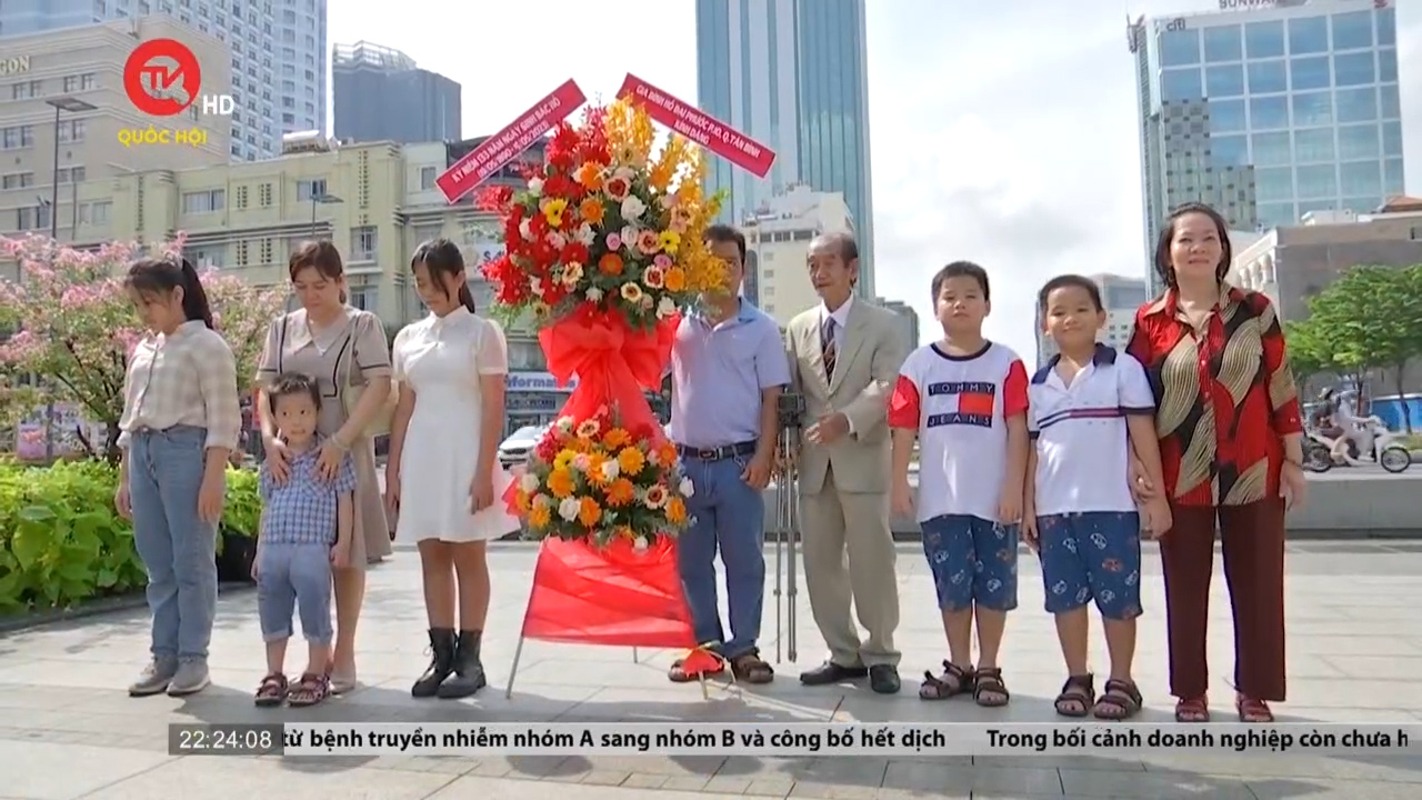 Gia đình 30 năm cùng viếng tượng đài Chủ tịch Hồ Chí Minh