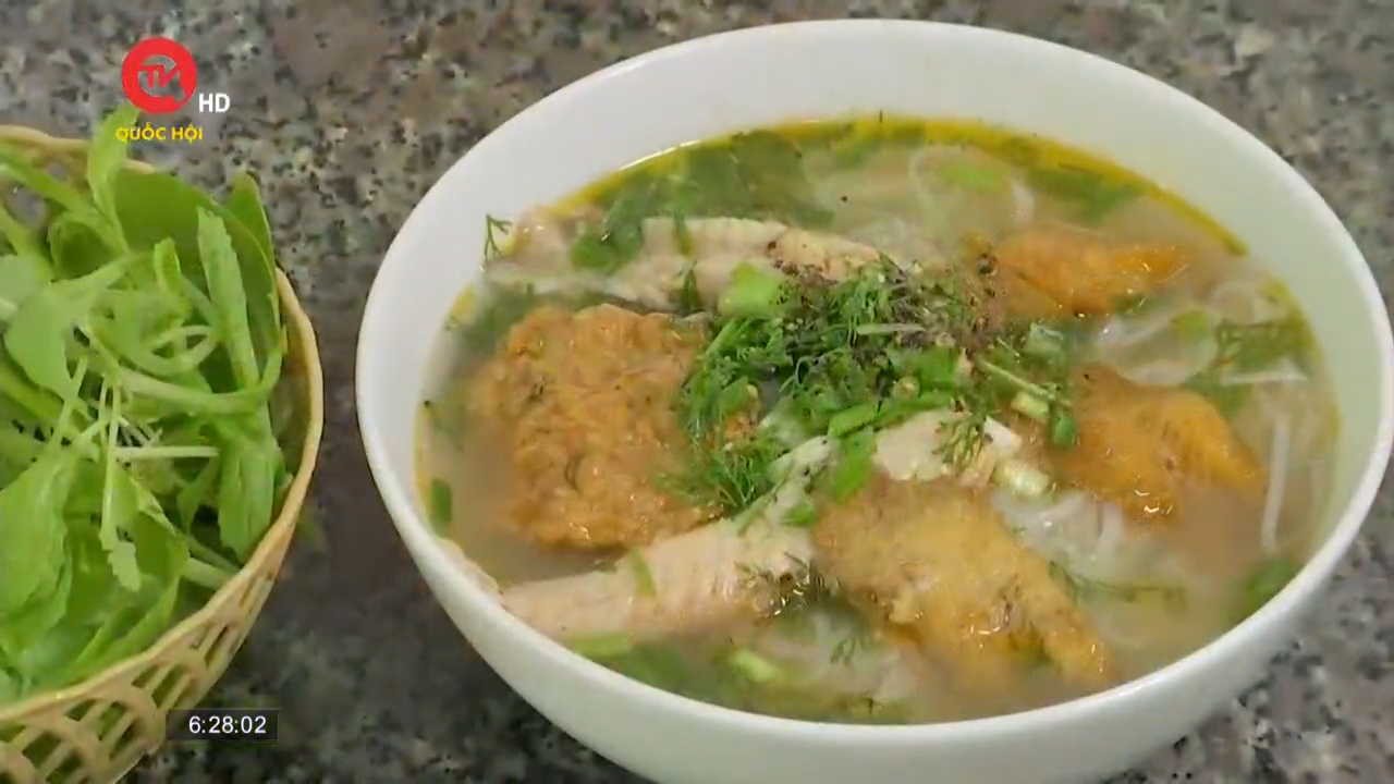 Ăn gì sáng nay: Bánh đa cá rô đồng - Hương vị quê lúa giữa Sài thành
