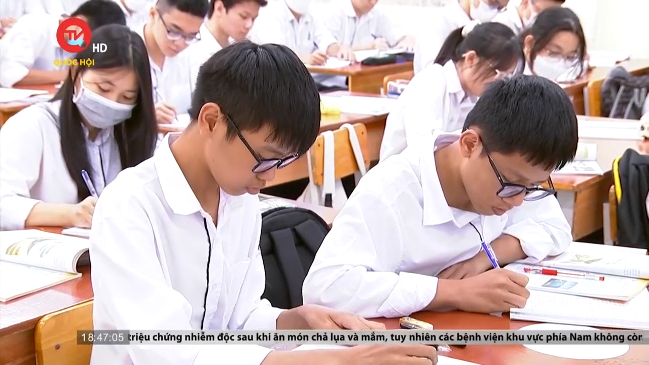 Hà Nội: Phụ huynh hoang mang vì mức tăng học phí mới