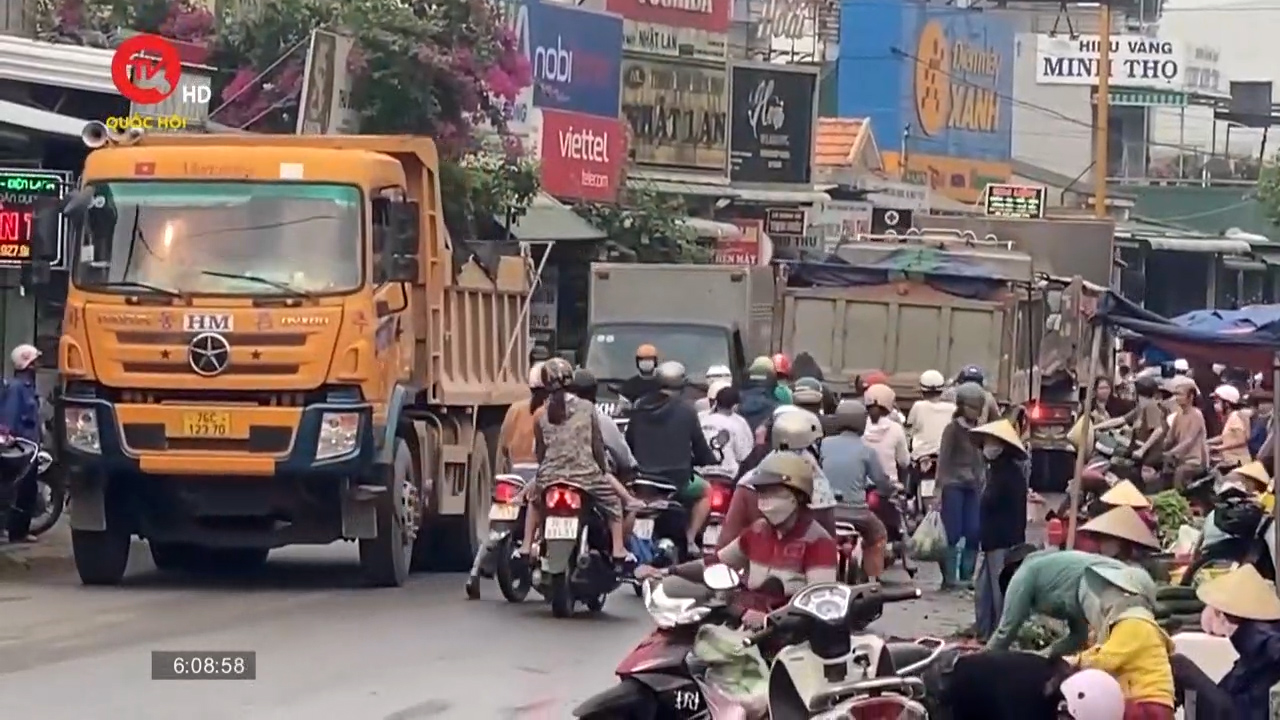 Quảng Ngãi: Ám ảnh với đoàn xe chở đất hoạt động rầm rộ