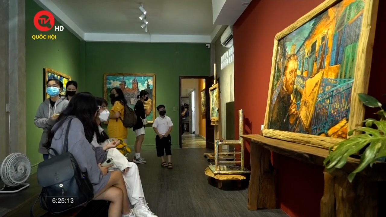 Người trẻ hào hứng xem danh họa Van Gogh dạo phố ở Sài Gòn