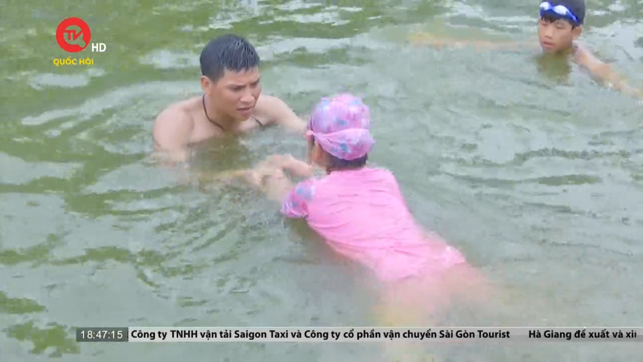 Hà Nội: Cảnh sát Phòng cháy chữa cháy dạy bơi miễn phí cho trẻ em tại làng, xã