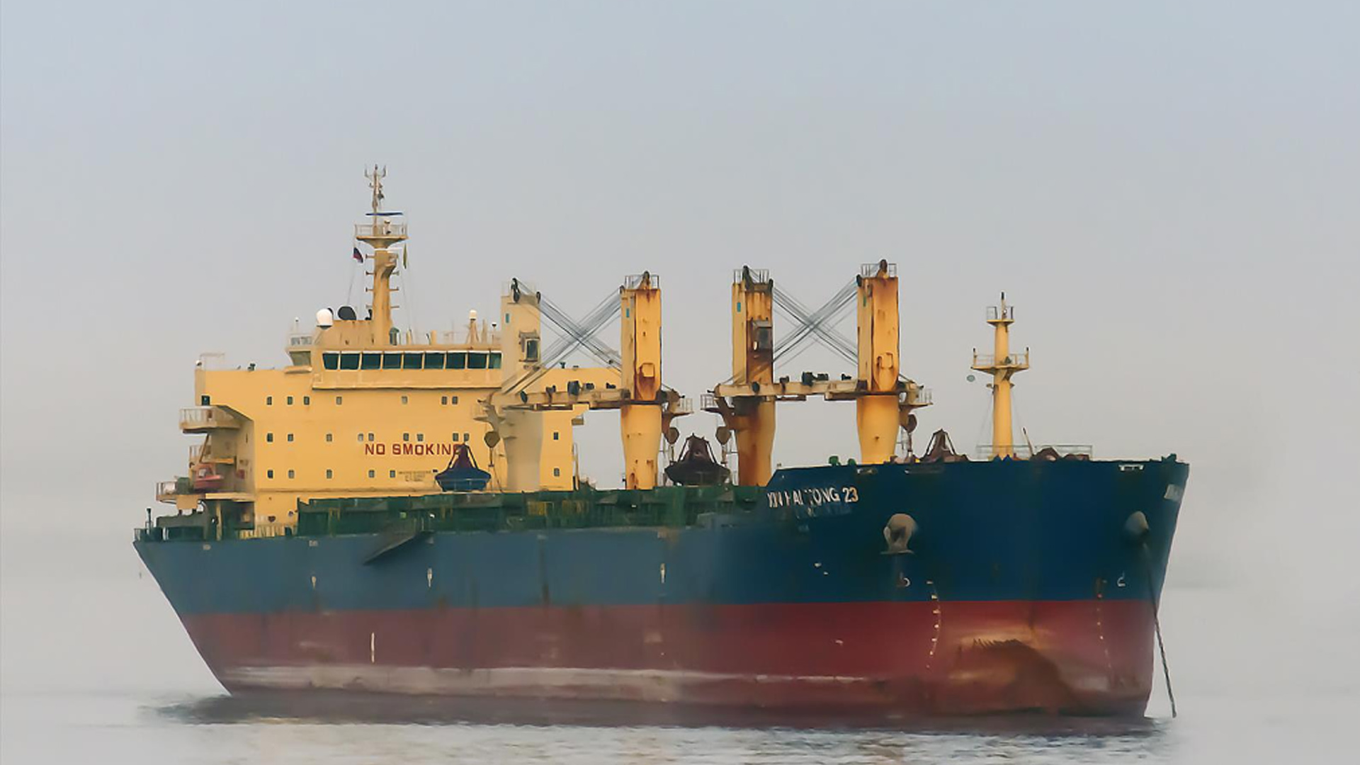 Tàu hàng Hong Kong mắc cạn trên kênh Suez