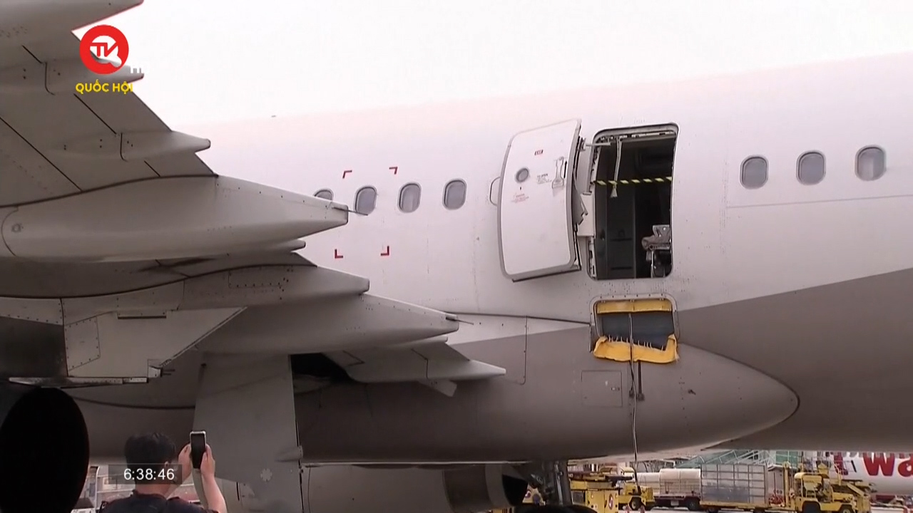 Máy bay bất ngờ bị mở cửa thoát hiểm khiến 9 người nhập viện khẩn cấp