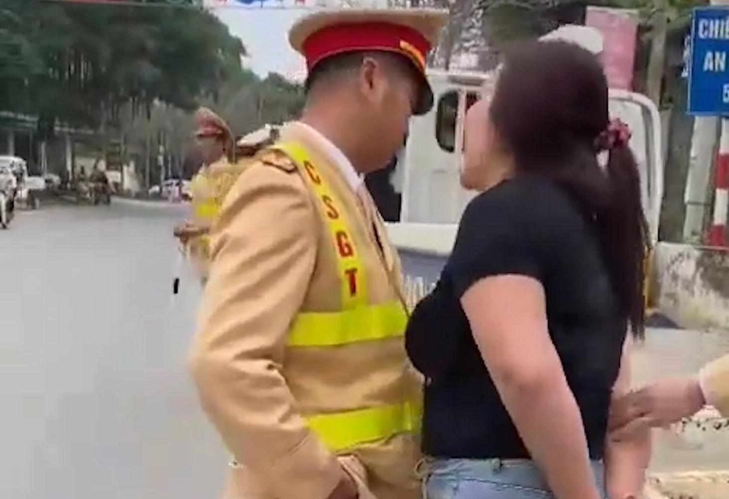 Người phụ nữ đòi hôn cảnh sát giao thông lãnh án 20 tháng tù
