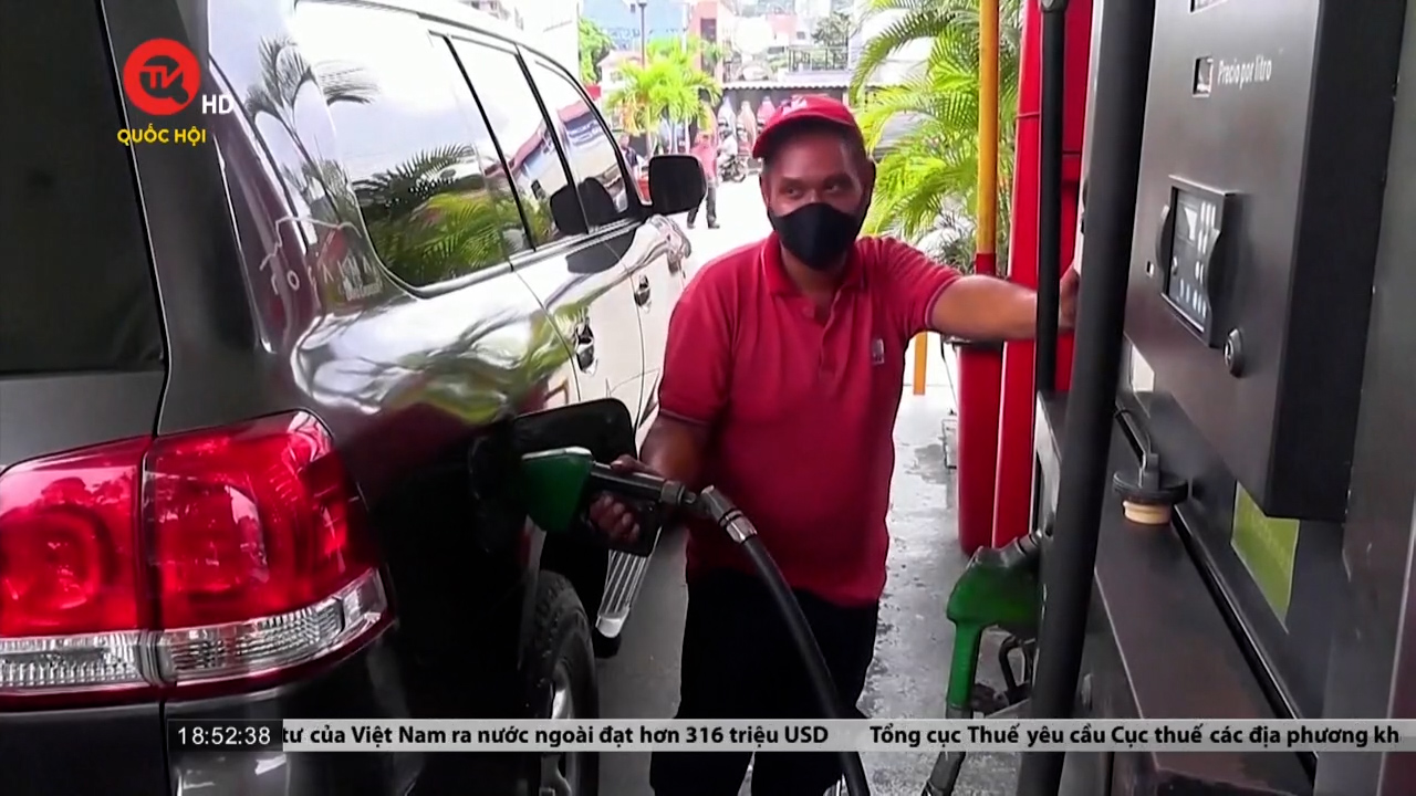 Người Venezuela xếp hàng mua nhiên liệu sau lệnh trừng phạt của Mỹ