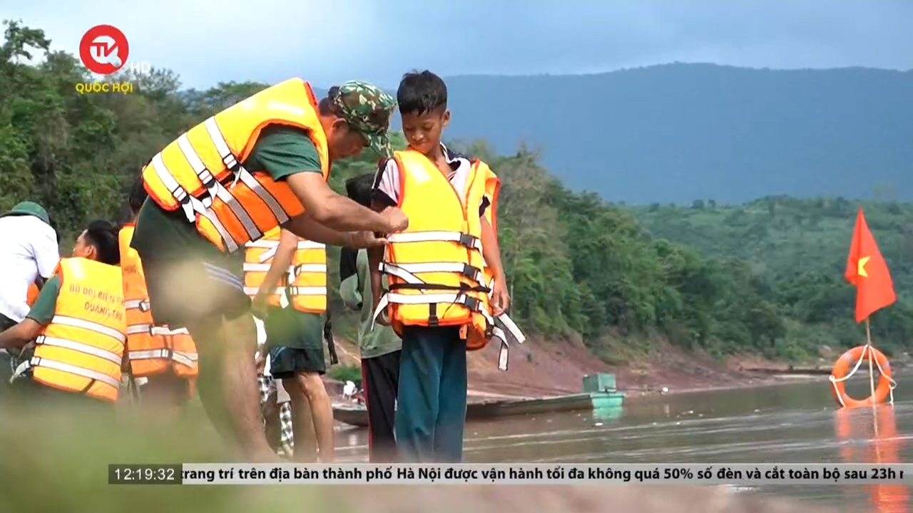 Bộ đội Biên phòng Quảng Trị “ngăn” sông dạy bơi cho trẻ vùng cao