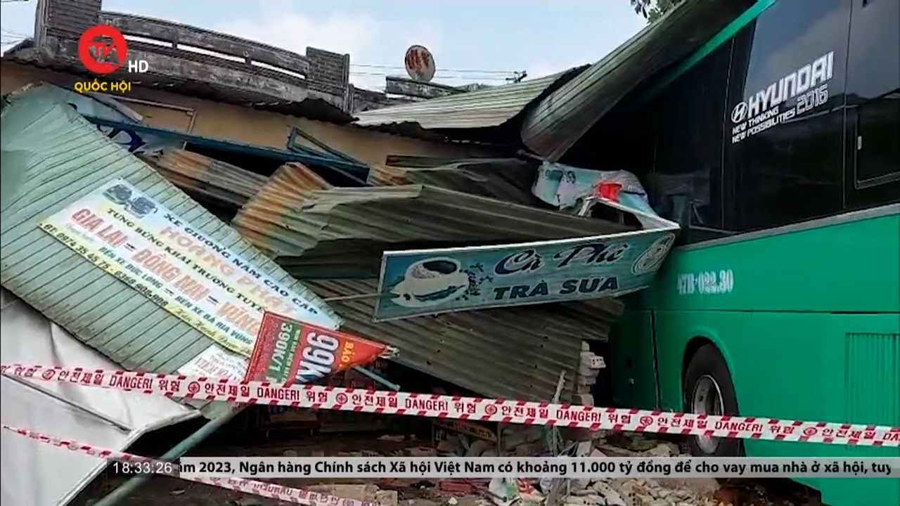 Tai nạn nghiêm trọng tại Gia Lai: Xe khách lao vào nhà dân sau khi va chạm với xe tải