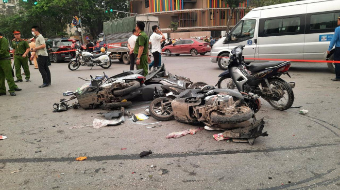 Vụ ô tô tông 17 xe máy ở Hà Nội: Đang giám định thương tật các nạn nhân