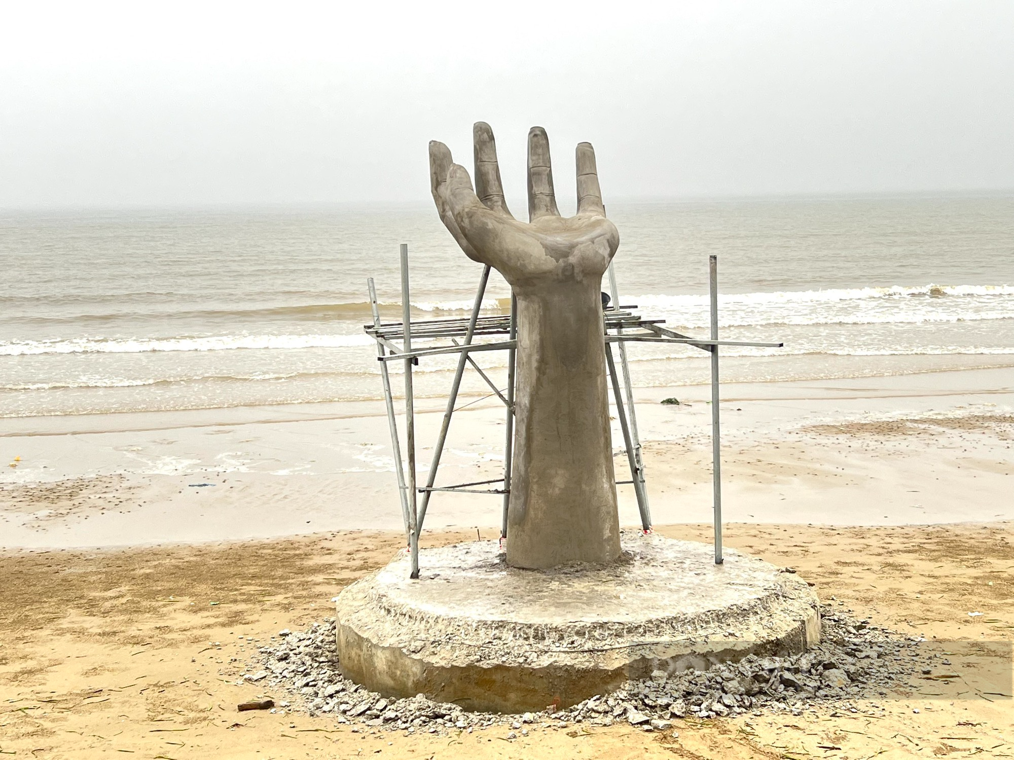 Dãy bàn tay khổng lồ dọc biển Hải Tiến: Phó Chủ tịch UBND tỉnh Thanh Hoá yêu cầu báo cáo