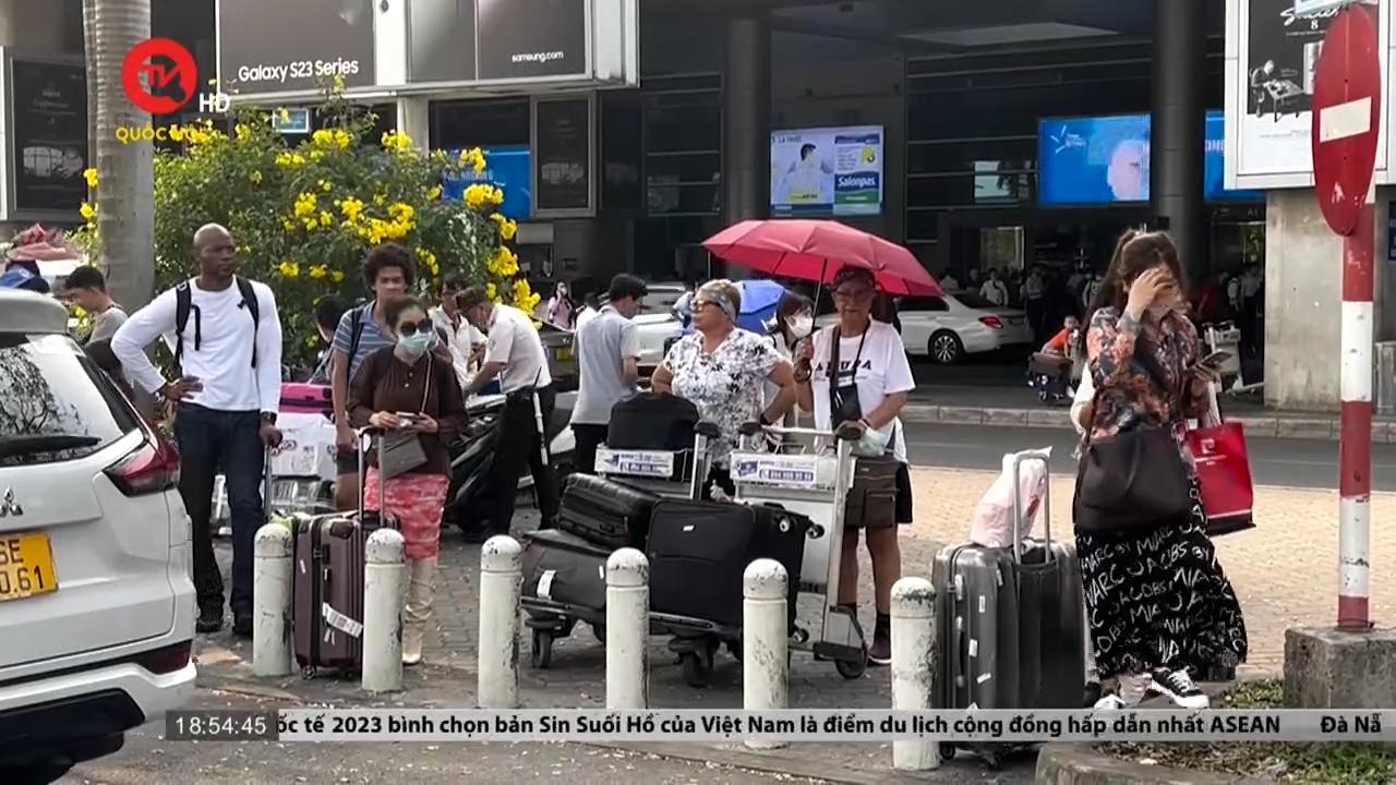 Hành khách đội nắng tìm bãi xe công nghệ ở Sân bay Tân Sơn Nhất