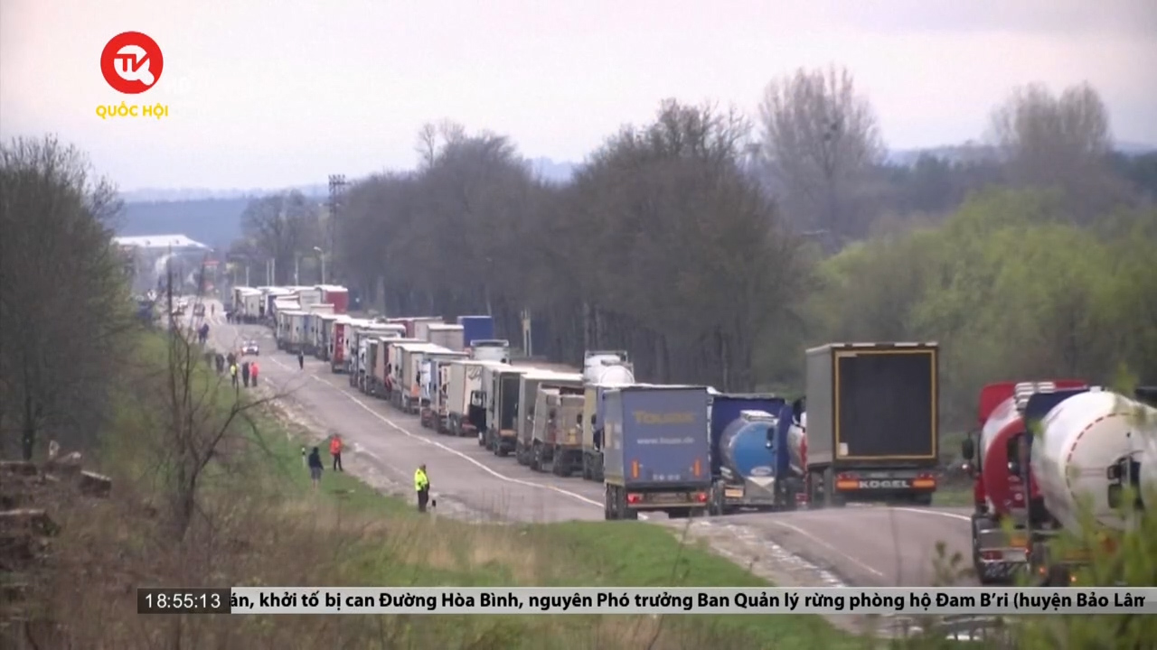 Ukraine: Hàng dài xe tải thực phẩm chờ đợi tại biên giới với Ba Lan