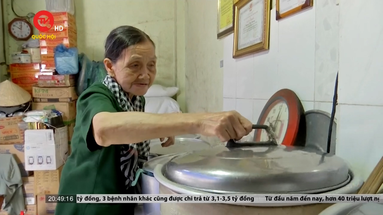 Nồng ấm tình nhân ái nơi bếp ăn từ thiện của cụ bà 80 tuổi