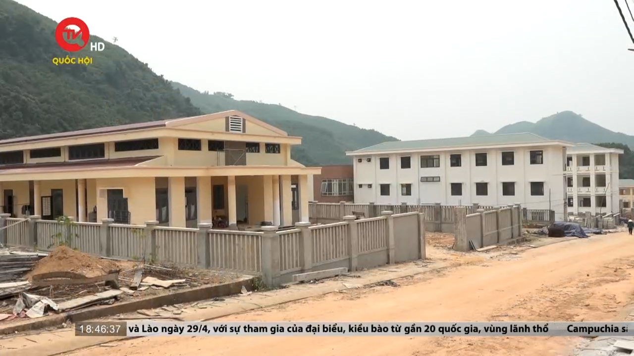 Quảng Ngãi: Lo di dời trường học, trụ sở UBND tránh lở núi