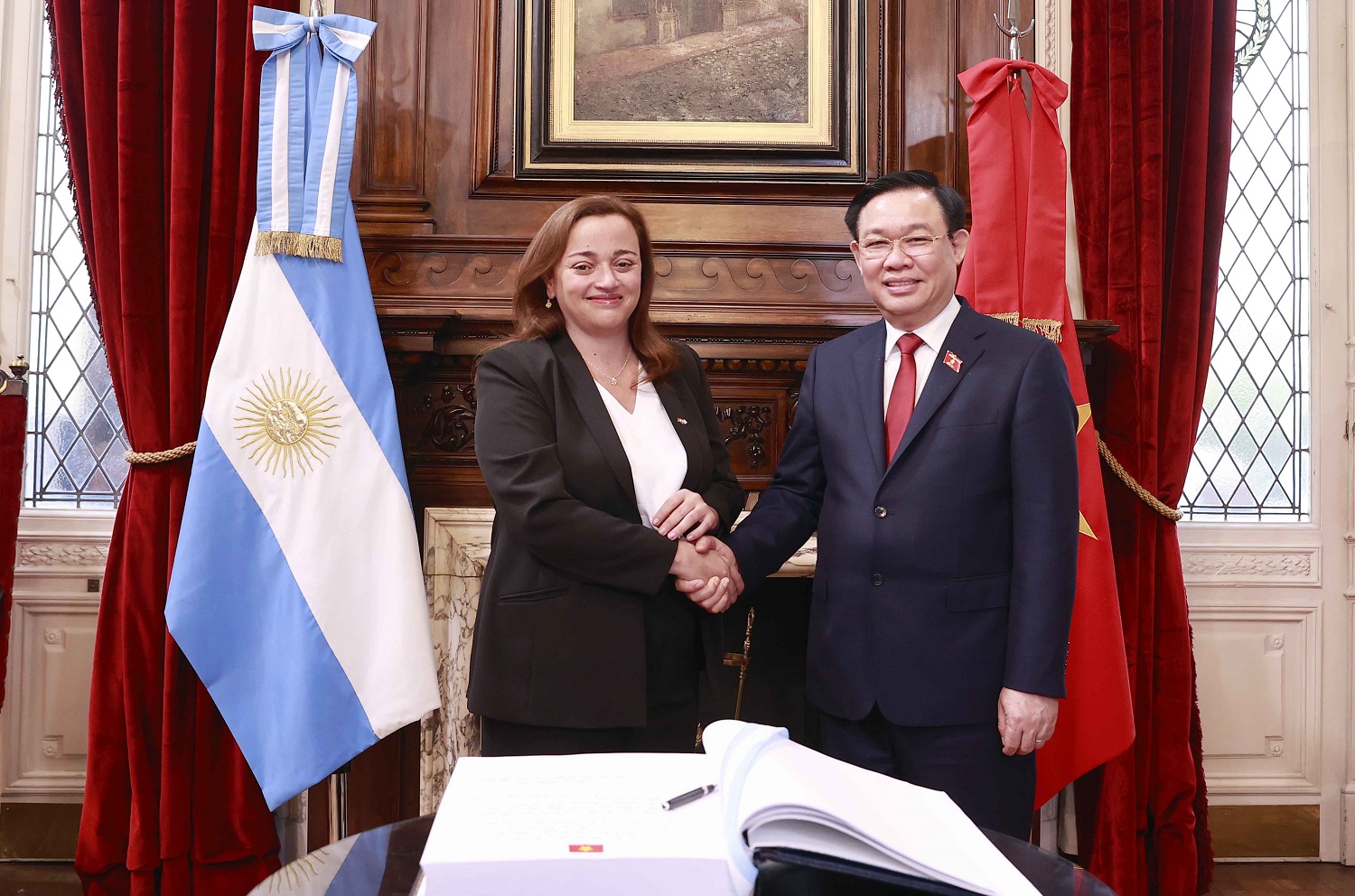 Chủ tịch Quốc hội Vương Đình Huệ hội đàm Chủ tịch Hạ viện Argentina