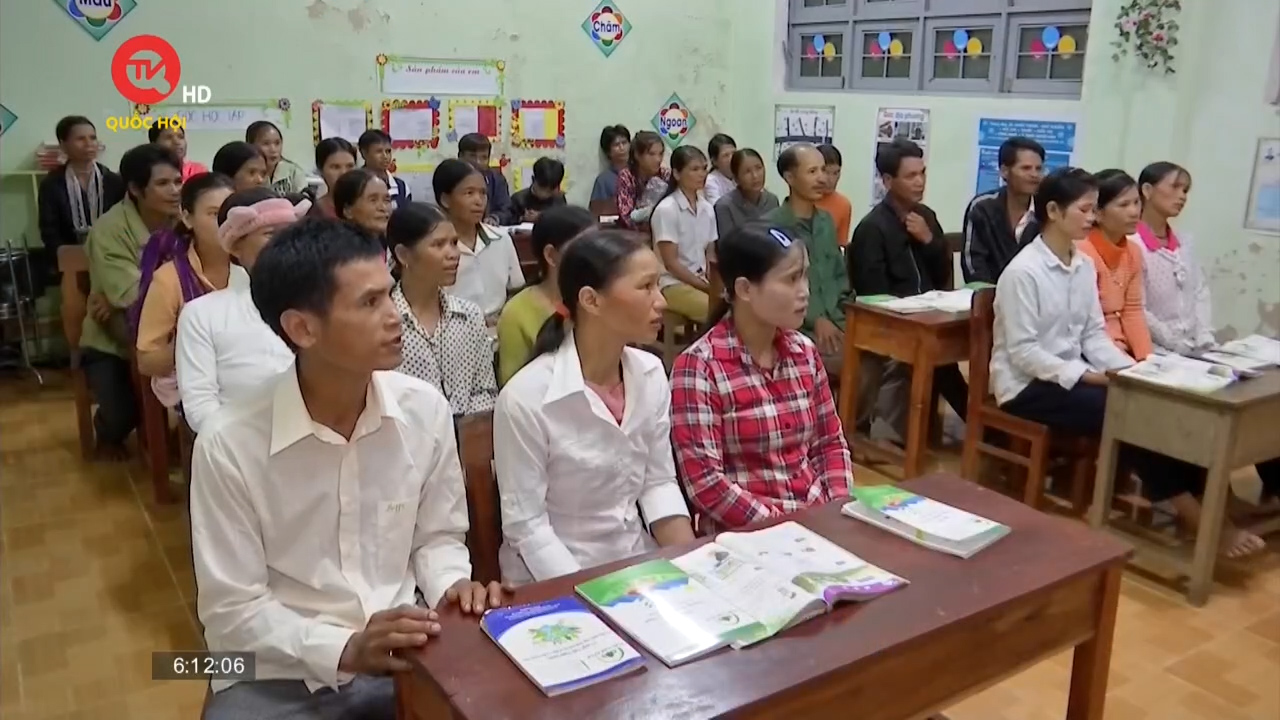 Lớp học xoá mù chữ cho đồng bào Mơ Nâm ở Kon Tum