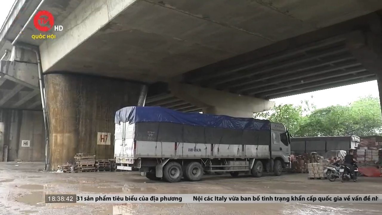 Gầm cầu Hà Nội bị "xẻ thịt" làm bãi trông giữ xe trái phép