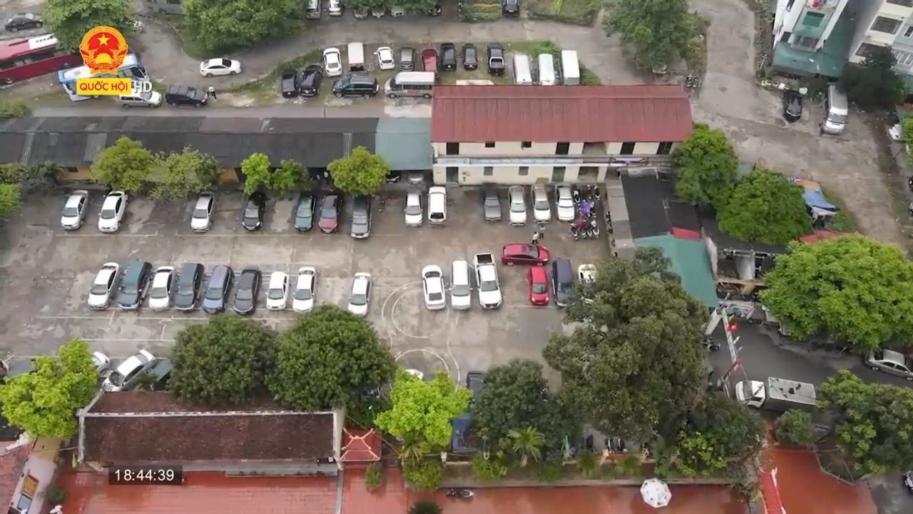 Hà Nội: Khuôn viên di tích trở thành bãi xe, chính quyền khẳng định sai quy định nhưng vẫn loay hoay xử lý