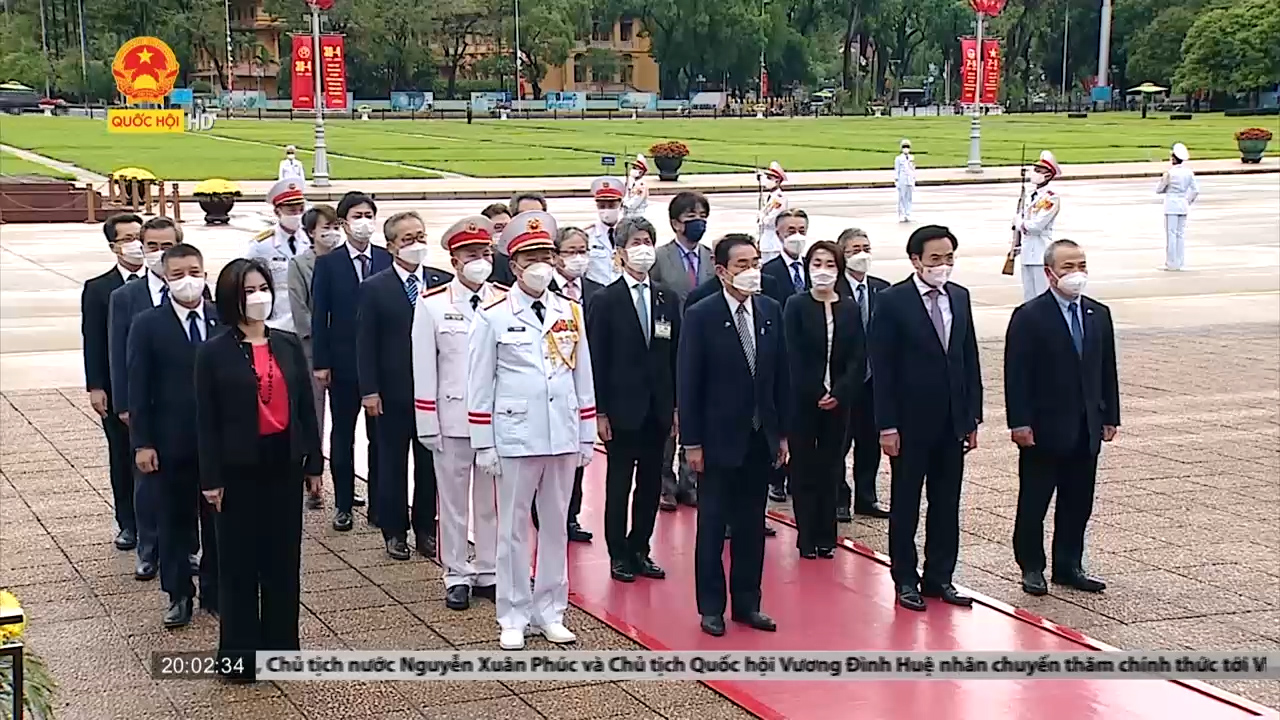 Thủ tướng Nhật Bản viếng Lăng Chủ tịch Hồ Chí Minh