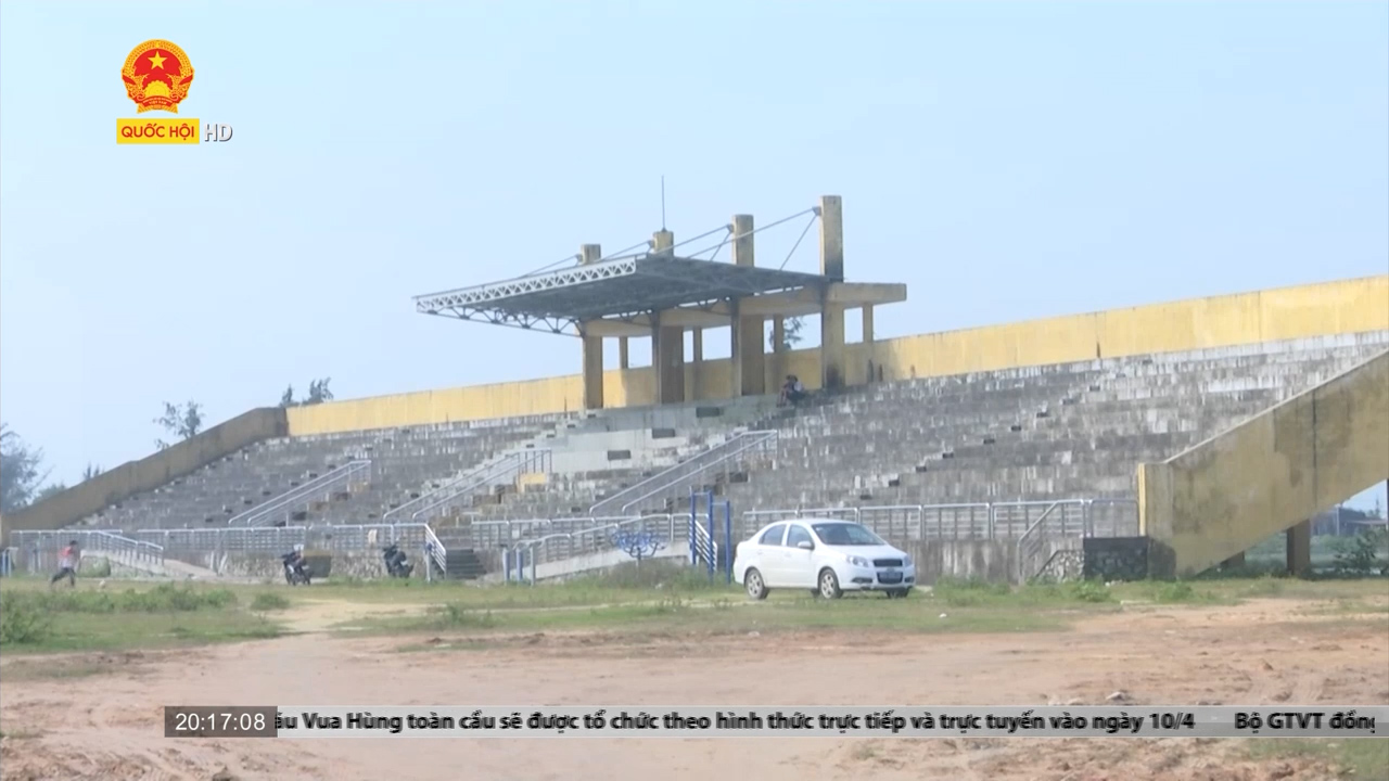 Thừa Thiên - Huế: Trung tâm thể thao 21 tỷ đồng thành nơi bò gặm cỏ