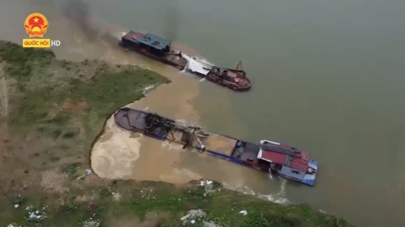 'Cát tặc' rút ruột sông Mã, sông Chu ở Thanh Hóa: Dân nói tàu chạy ầm ầm, cán bộ nói người trực ngủ quên