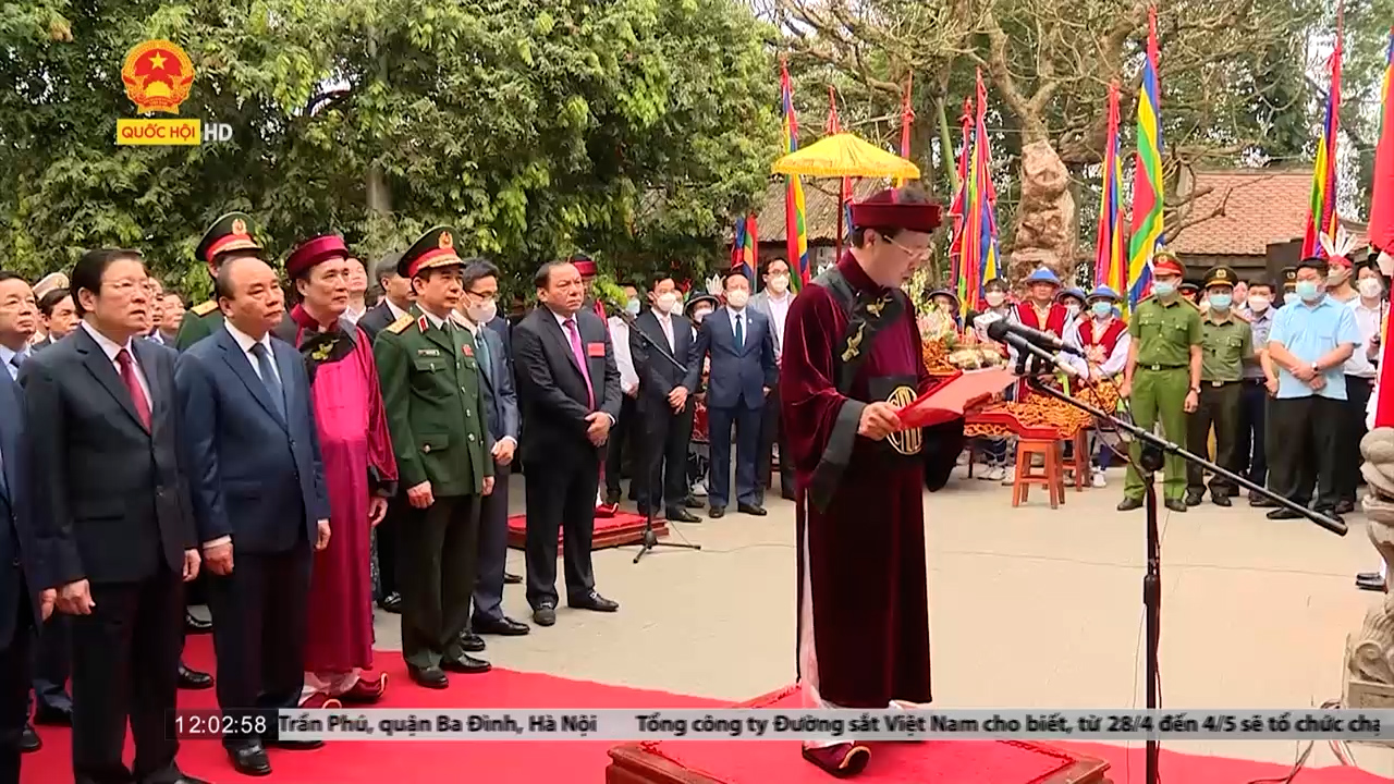 Chủ tịch Nước Nguyễn Xuân Phúc dâng hương tưởng niệm các Vua Hùng