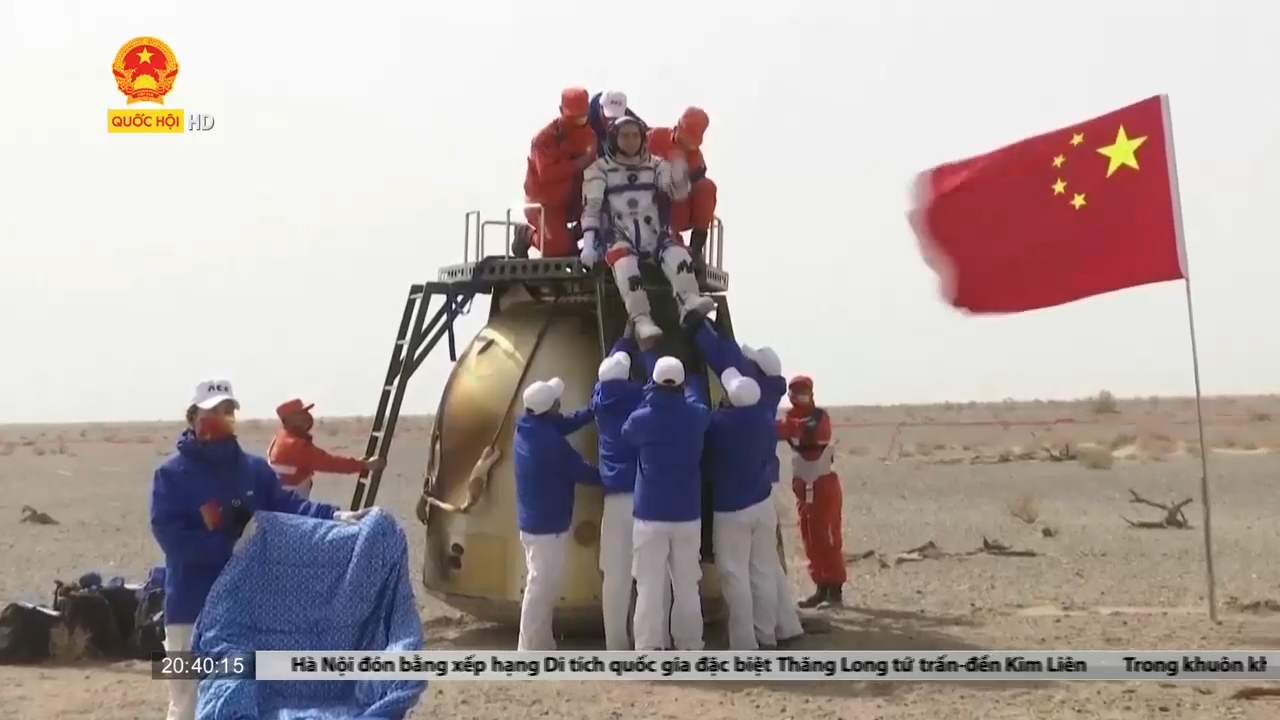 Phi hành gia Trung Quốc trở về Trái đất sau 6 tháng trên vũ trụ