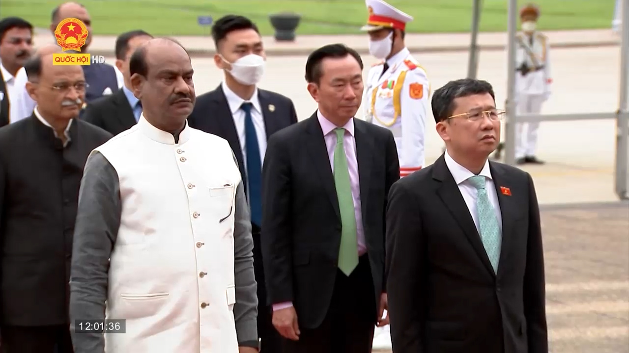 Chủ tịch Hạ viện Ấn Độ vào Lăng viếng Chủ tịch Hồ Chí Minh